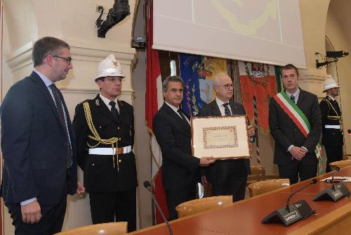 La consegna di un riconoscimento alla Polizia di Pordenone da parte dell'associazione "Sviluppo&Territorio"